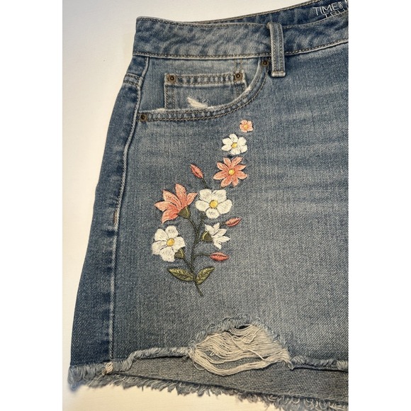 Time & True Jean Shorts Woman's Size 8 Blue Denim Distressed Embroidered Flowers - Picture 2 of 11
